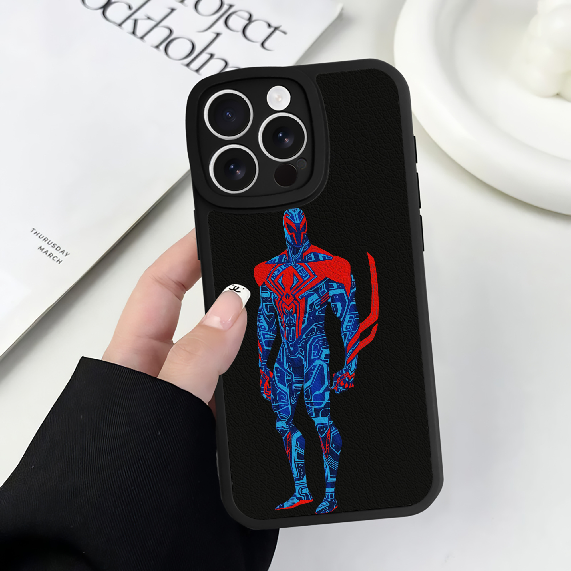 Spider Man スパイダーマン 【iPhone 16シリーズ対応】シリコンスマホケース（レザー調） 材質：シリコン
